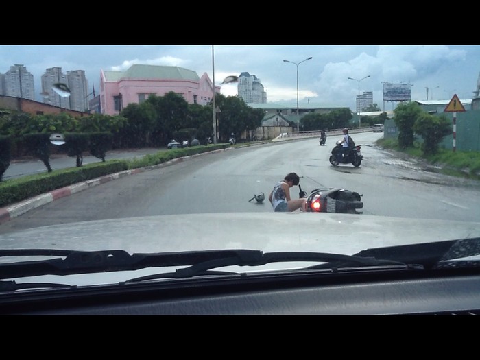 Cô gái bị cướp ngã lăn ra đường. (ảnh cắt từ clip).