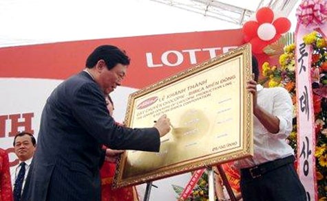 Đại diện phía Lotte ký vào bảng khánh thánh Nhà máy sản xuất bánh Lottepie hồi tháng 2/2010 (ảnh TBKTSG).
