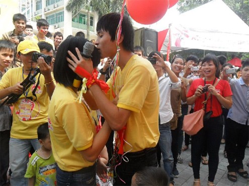 Đường trao nụ hôn lên trán bạn gái trong tiếng vỗ tay tán thưởng của bạn bè xung quanh.