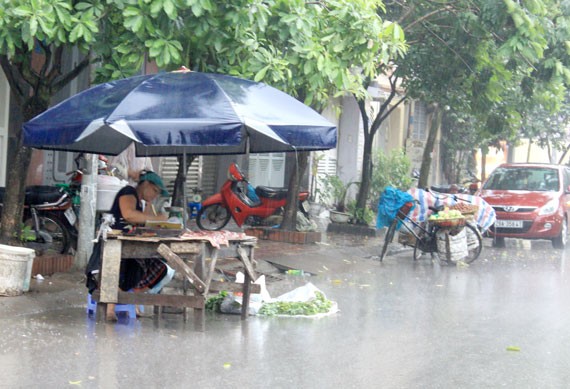 Trận mưa rào chiều nay đã giúp khu vực Hà Nội "giải khát" sau những ngày nắng nóng kỷ lục chưa từng có trong 30 năm qua.