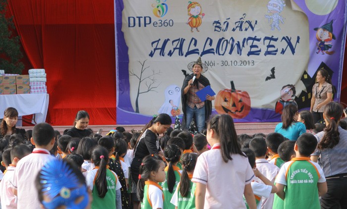 Trường tiểu học Ngôi Sao Hà Nội tổ chức lễ hội Halloween với chủ đề "Bí ẩn Halloween" với nhiều hoạt động vui chơi hấp dẫn và lý thú.
