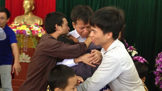 Ông Nguyễn Thanh Chấn và gia đình nghẹn ngào nghe tuyên bố quyết định trả tự do(ảnh TT)