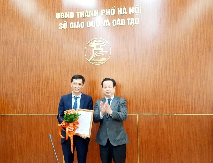 Giám đốc Sở Giáo dục và Đào tạo Hà Nội trao quyết định bổ nhiệm cho ông Hà Xuân Nhâm. (Ảnh: Sở Giáo dục và Đào tạo Hà Nội)