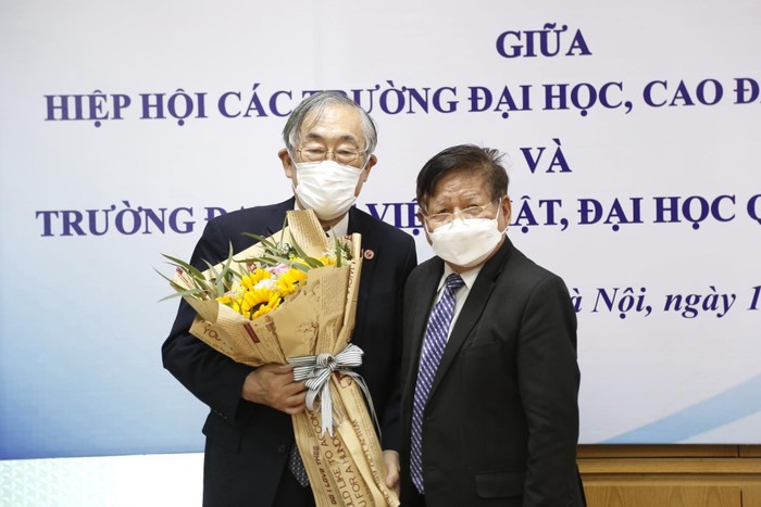 Phó Giáo sư Trần Xuân Nhĩ - Phó Chủ tịch thường trực Hiệp hội Các trường đại học, cao đẳng Việt Nam chụp ảnh kỷ niệm chung cùng với ông Furuta Motoo - Hiệu trưởng Trường Đại học Việt Nhật. (Ảnh: Hoài Ân)