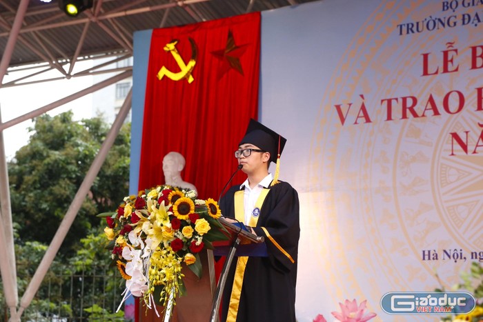 Tân cử nhân Nguyễn Việt Dũng, khoa Toán - Tin đại diện cho các tân cử nhân phát biểu cảm tưởng tại buổi lễ. (Ảnh: Hoài Ân)
