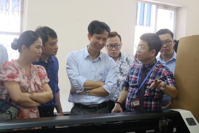 Thầy Hoàng Xuân Hiệp - Hiệu trưởng trường Đại học Công nghiệp Dệt May Hà Nội chia sẻ với các đại biểu về kinh nghiệm xây dựng và vận hành mô hình doanh nghiệp trong trường đại học. (Ảnh: Doãn Nhàn)