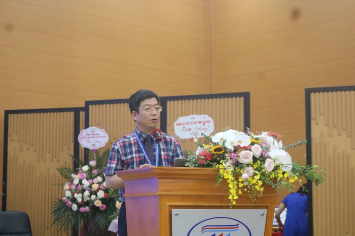 Ông Hoàng Xuân Hiệp - Hiệu trưởng Trường Đại học Công nghiệp Dệt May Hà Nội phát biểu tại buổi giao lưu. (Ảnh: Doãn Nhàn)