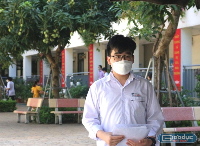 Em Nguyễn Bá Công Khanh (trường Trung học cơ sở Ngô Sĩ Liên) là thí sinh đầu tiên bước ra khỏi phòng thi môn Toán tại Hội đồng thi trường Trung học cơ sở Khương Đình. (Ảnh: Kim Minh Châu)