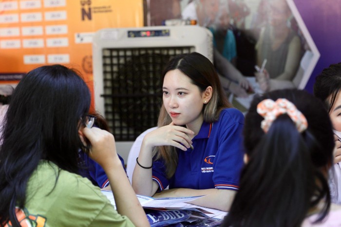 Ngày hội diễn ra ở Trường Đại học Bách khoa Hà Nội với 130 gian tư vấn của các trường đại học, cao đẳng, thu hút hàng nghìn học sinh tham gia.