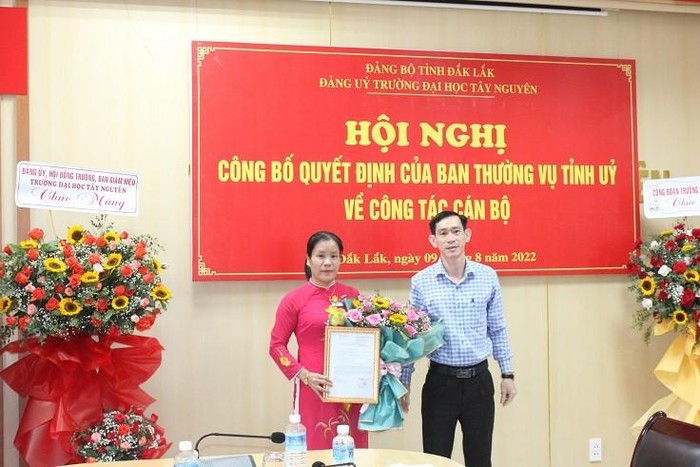 Tiến sĩ Nguyễn Thị Tĩnh (bên trái) - Bí thư Đảng ủy, Chủ tịch Hội đồng trường Đại học Tây Nguyên. Ảnh: Trường Đại học Tây Nguyên