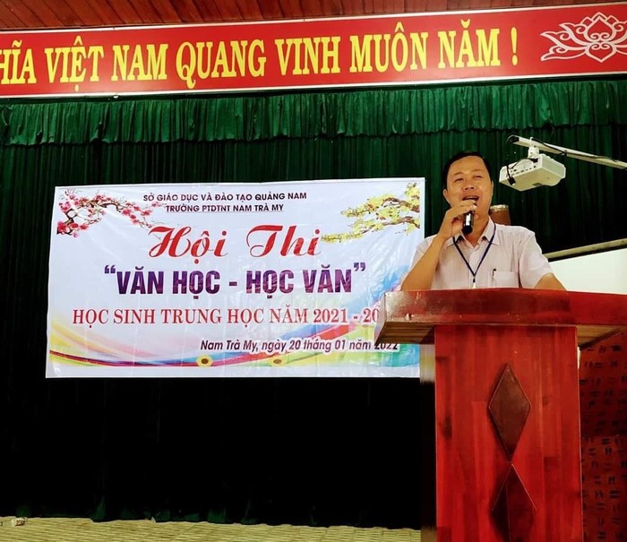 Thầy Bùi Ngọc Luận - Hiệu trưởng Trường Phổ thông dân tộc nội trú Nam Trà My, tỉnh Quảng Nam. (Ảnh: NVCC)
