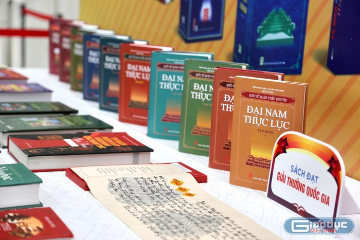 Hoạt động trưng bày bao gồm: Trưng bày, giới thiệu lịch sử phát triển sách giáo khoa giáo dục phổ thông Việt Nam qua các thời kỳ, theo các mốc thay sách: 1957, 1981, 2002, 2020. Ngoài ra, một số sách được giải thưởng quốc gia và sách giáo khoa điện tử thuộc các bộ sách hiện hành cũng được trưng bày, giới thiệu.
