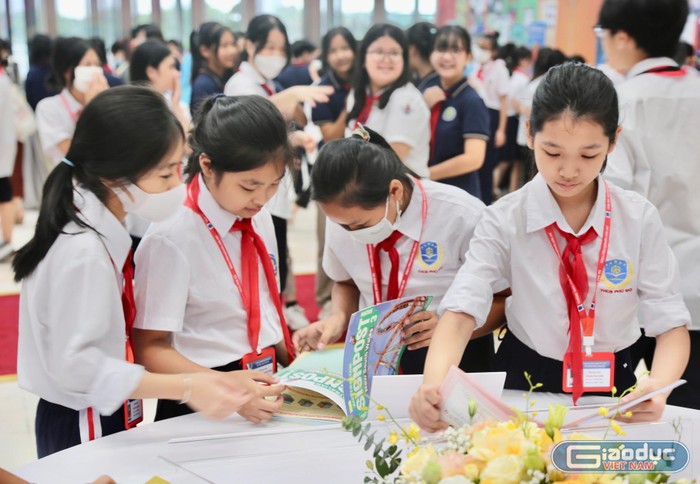 Nhóm học sinh đến từ Trường Trung học cơ sở Phú Đô cùng tìm hiểu nội dung của các bộ sách giáo khoa.