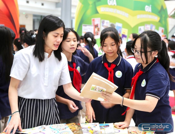 Trong 2 ngày (28, 29/9), tại Trung tâm Hội nghị quốc gia (Hà Nội), Bộ Giáo dục và Đào tạo tổ chức hoạt động trưng bày sách giáo khoa Việt Nam và các nước.
