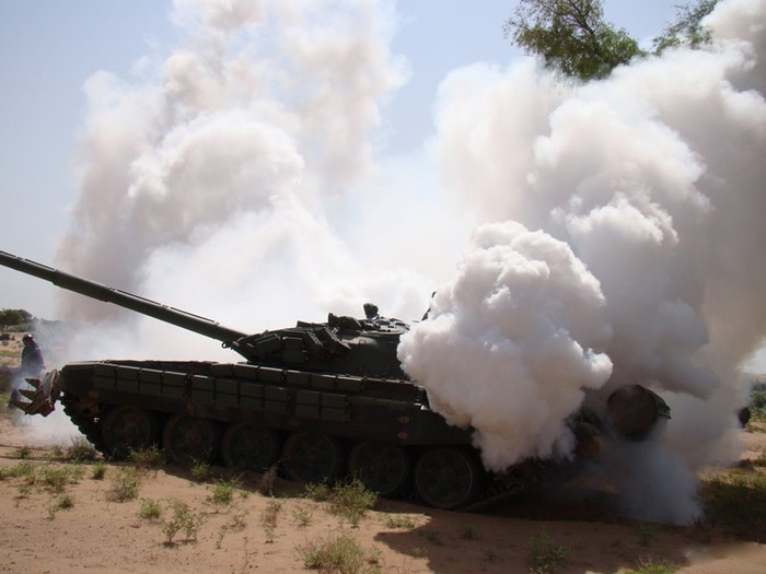 Các màn khói ngụy trang đang được xe tăng T-72 phun ra “xối xả”