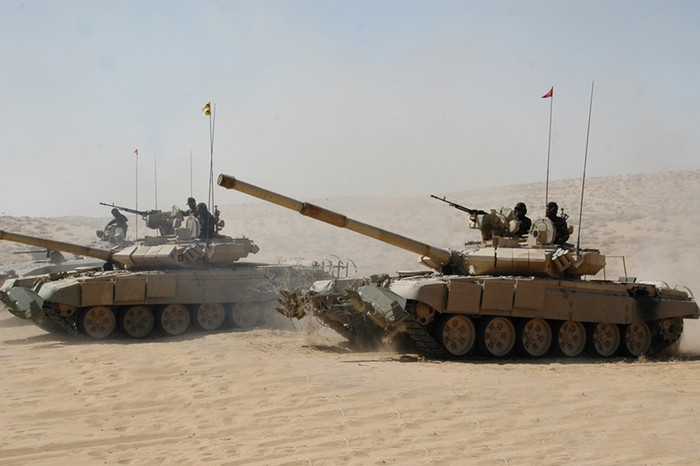 Các xe tăng T-90S dàn hàng tấn công