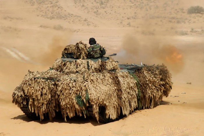 Xe chiến đấu chở quân BMP đang khai hỏa tấn công
