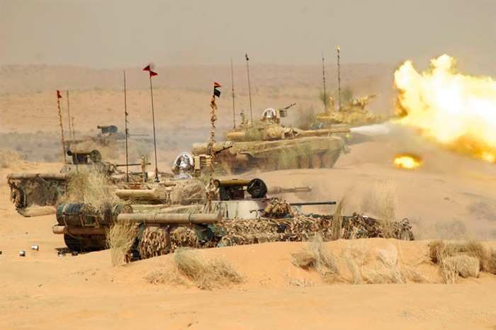 Các xe tăng, xe thiết giáp của quân đội Ấn dàn hàng khai hỏa về phía mục tiêu