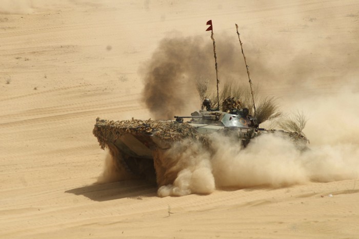 BMP gầm rú trên sa mạc