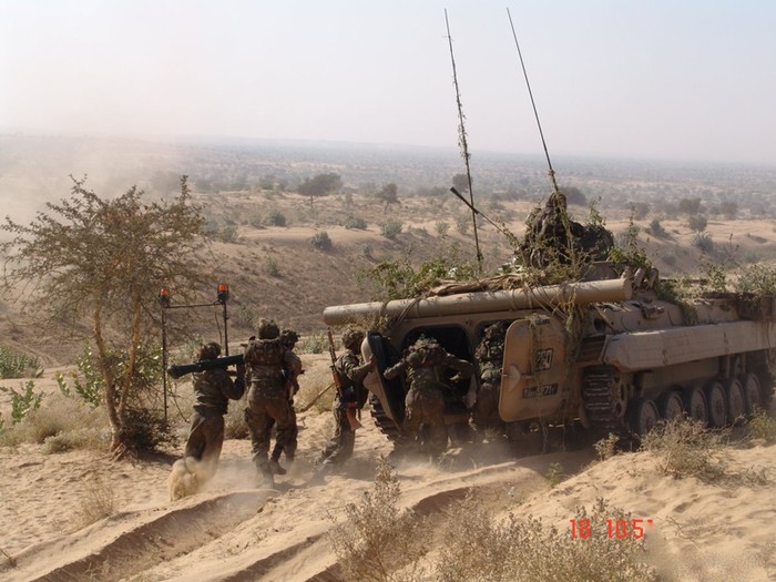 Binh lính nhanh tróng dời khỏi xe BMP-2 cùng với vũ khí chống tăng