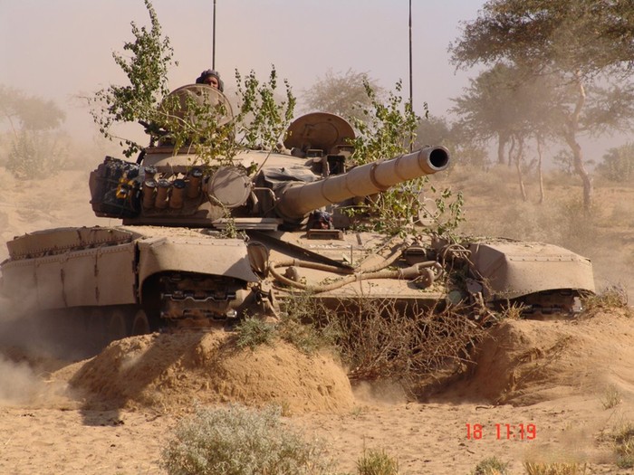 Xe tăng T-72 đang chuẩn bị “nhả pháo” từ công sự