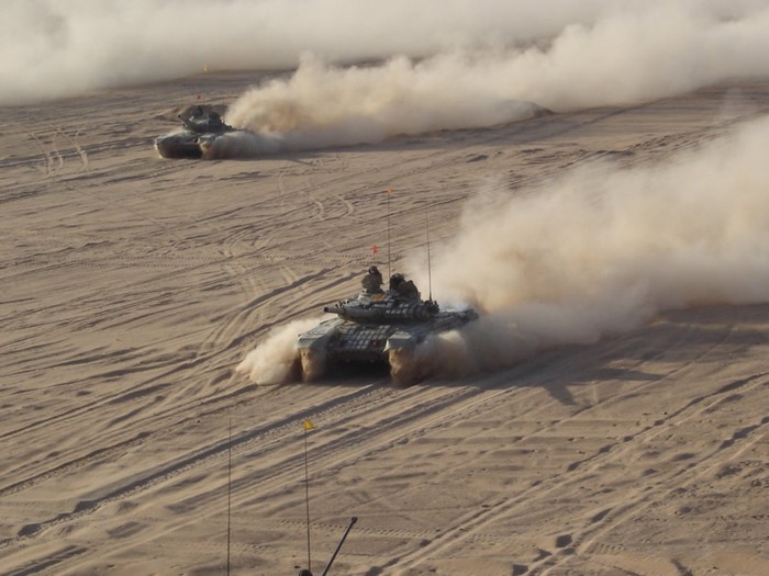 T-72 tăng tốc độ lao thẳng về phía trước và để lại những cuộn bụi mù phía sau
