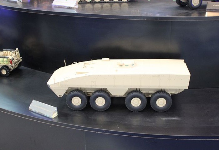 Một mô hình xe chiến đấu chở quân tại triển lãm
