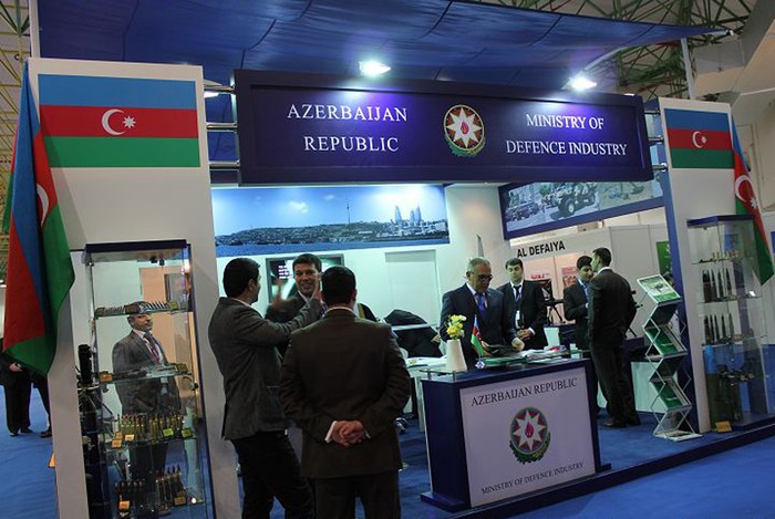 Các quan khách đang tham quan tại một gian hàng của Azerbaijan