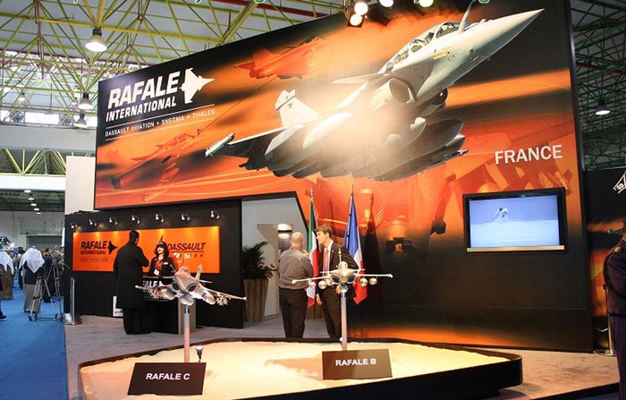 Dassault luôn tích cực giới thiệu loại chiến đấu cơ Rafale đang bị "ế hàng" của họ