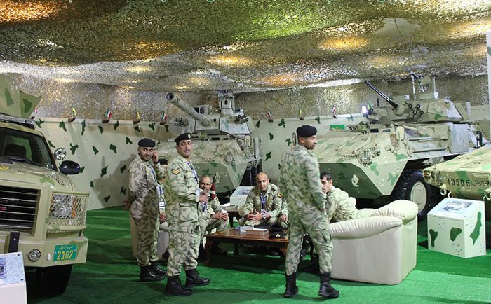 Một số binh lính của nước chủ nhà Kuwait bên cạnh những chiếc xe thiết giáp