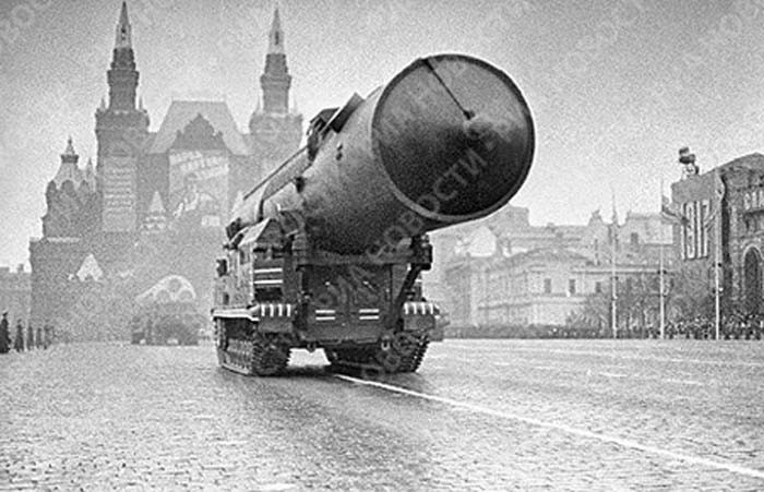 Hệ thống tên lửa đạn đạo xuyên lục địa đầu tiên diễu hành qua Quảng trường đỏ ngày 7/11/1965