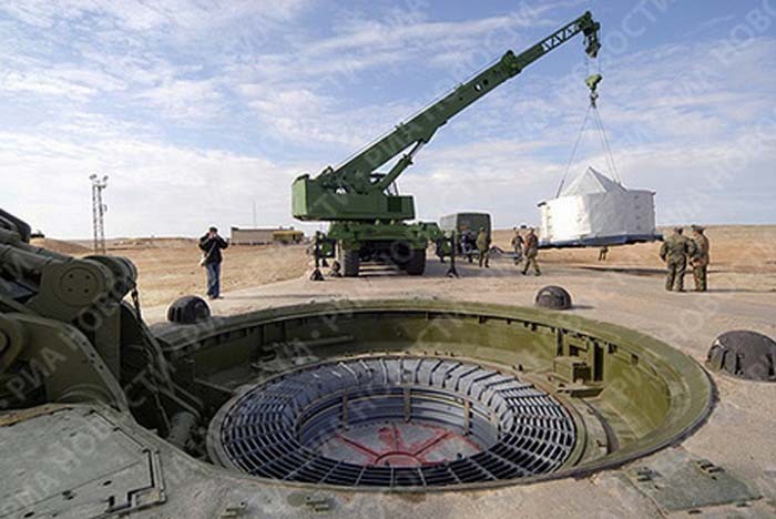 Chuẩn bị phóng tên lửa RS-18 tại Trung tâm Vũ trụ Baikonur