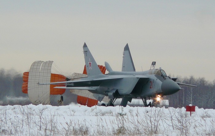 MiG-25PU cất cánh khỏi đường băng