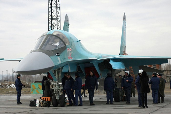Tiêm kích bom Su-34 mới nhất mang số hiệu 02 trong lễ đón nhận tại căn cứ không quân phía Tây