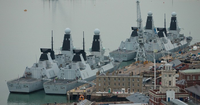Từ trái sang phải lần lượt là các tàu khu trục tàng hình Type 045 tiên tiến nhất của Hải quân Anh (D33 - HMS Dauntless, D32 - HMS Daring, D35 - HMS Dragon, D34 - HMS Diamond)