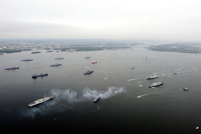 Toàn cảnh các chiến hạm của Hải quân Anh ở gần một quân cảng.