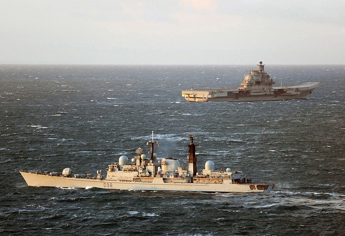 Cảnh một tàu chiến Anh giám sát tàu sân bay Đô đốc Kuznetsov của Nga trong thời gian gần đây