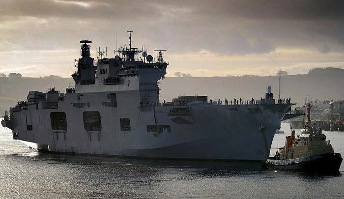 Tàu sân bay trực thăng HMS OCEAN trở về cảng sau một khi thực hiện xong một nhiệm trên biển.