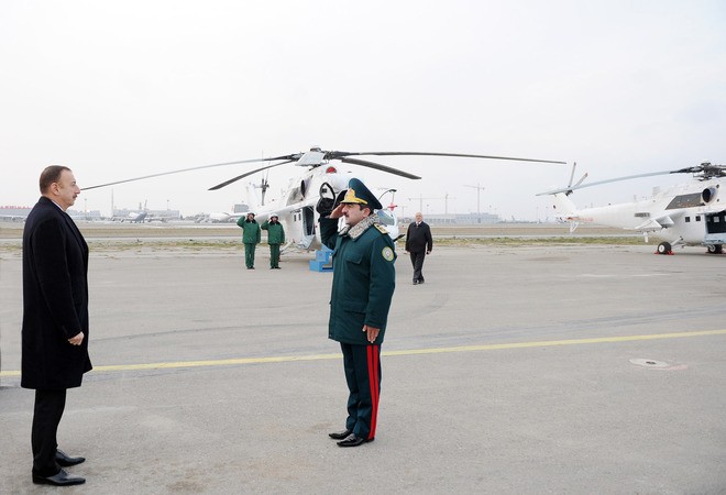 Trung tướng Guliyev chào báo cáo với Tổng thống Aliyev