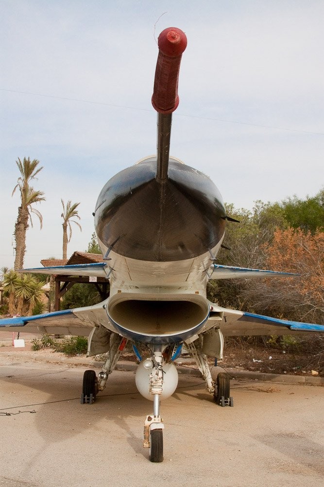 IAI Lavi. Đây là một máy bay chiến đấu được Israel phát triển trong thập niên 1980. Chỉ hai nguyên mẫu Lavi còn tới ngày nay - một chiếc tại bảo tàng Không quân Israel và chiếc kia (Lavi TD, trình diễn kỹ thuật) hiện nằm tại cơ sở của IAI tại sân bay Ben Gurion