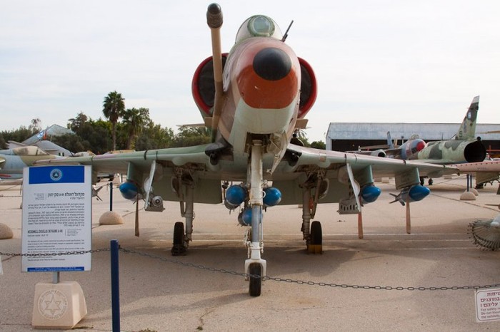 Máy bay ném bom McDonnell Douglas Skyhawk A-4H của Không quân Israel. Cuối những năm 60 và 70, McDonnell Douglas Skyhawk A-4H trở thành máy bay tấn công mặt đất chủ yếu trong cuộc Chiến tranh Tiêu hao (1967-1970) và Chiến tranh Yom Kippur (Chiến tranh tháng 10 năm 1973)