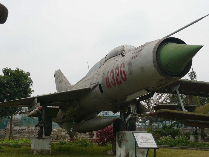 Máy bay MiG do Liên Xô sản xuất. Các chiến sĩ không quân đoàn sao đỏ đã lần lượt thay nhau lái chiếc máy bay này bắn rơi 13 máy bay Mỹ. Trong số họ, nhiều người đã trở thành anh hùng trong Quân đội
