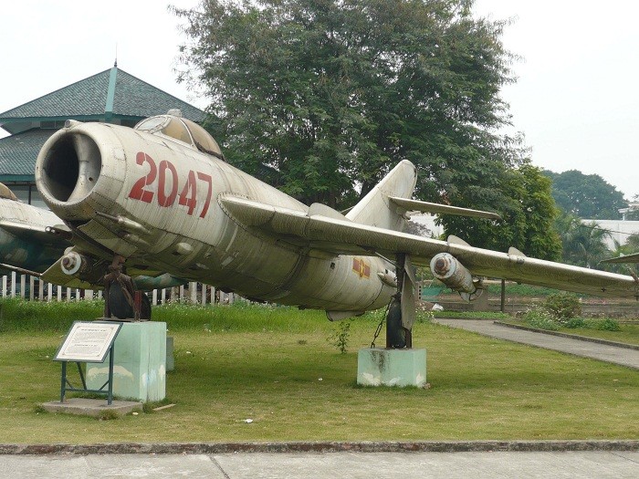 Máy bay tiêm kích MiG-17 số 2047 do phi công Nguyễn Văn Bảy B lái đã ném bom trúng tàu khu trục Hi-Bi. Lần đầu tiên kể từ sau Đại chiến thế giới II, Hạm đội 7 của Mỹ bị đánh từ trên xuống.
