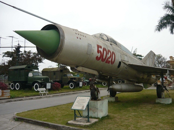 Máy bay tiêm kích MiG-21 số hiệu 5020 của đoàn 927, đơn vị anh hùng đã được các anh hùng không quân Lê Thanh Đạo, Nguyễn Đức Soát, Nguyễn Văn Nghĩa…sử dụng và lập công xuất sắc qua nhiều trận đấu rất quyết liệt với không quân Mỹ năm 1972.