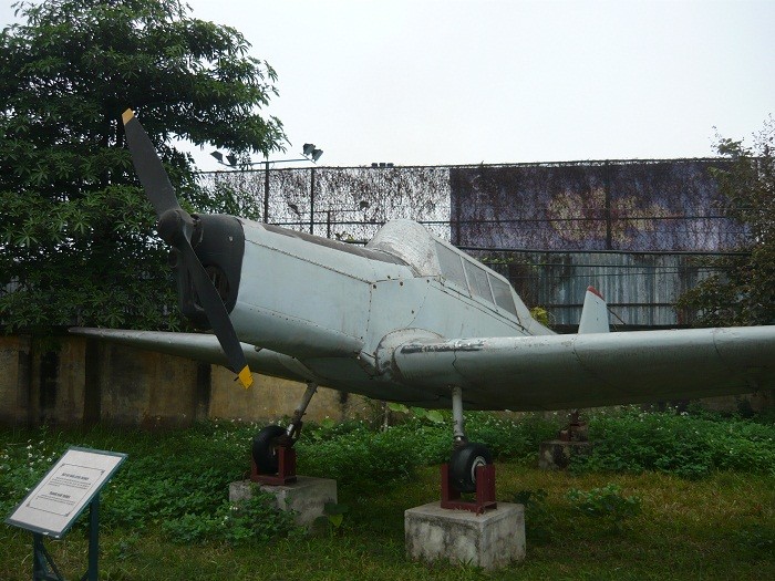 Máy bay huấn luyện Trerner. Người bay đầu tiên trên vùng trời nước ta với chiếc máy bay này là anh hùng Đinh Tôn. Anh đã cùng cán bộ, giáo viên trường sĩ quan không quân đào tạo lớp người lái máy bay sơ cấp đầu tiên ở trong nước năm 1959.