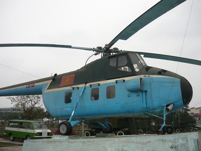Trực thăng Mi-4 số hiệu 151D do phi công Trần Ngọc Bích và tổ bay phụ trách từ tháng 2 năm 1959 đến tháng 3 năm 1969 đã nhiều lần vinh dự được đưa Bác Hồ đi công tác ở biên giới hải đảo và nhiều địa phương khác.