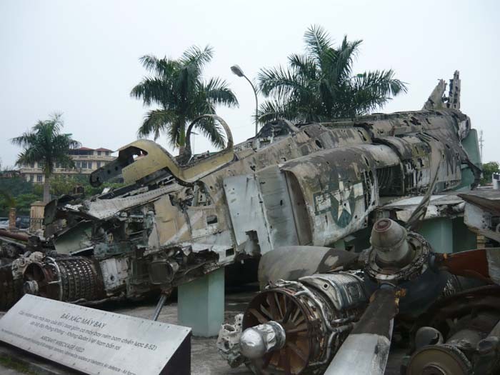 Các mảnh xác máy bay của Mỹ (bao gồm cả máy bay ném bom chiến lược B-52) do Bộ đội Phòng không – Không quân Việt Nam bắn rơi.