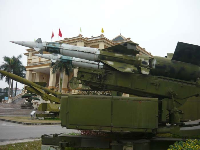 Tên lửa Petrora S-125 do Liên Xô sản xuất là tổ hợp tên lửa tầm thấp, được Tiểu đoàn 169, Trung đoàn Tên lửa phòng không 276, Quân chủng PK-KQ triển khai chiến đấu bảo vệ Hà Nội cuối tháng 12 năm 1972 đến năm 1979, cơ động sẵn sàng chiến đấu bảo vệ biên giới phía Bắc (từ 1979 - 1987).