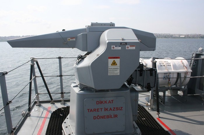 Vũ khí trên tàu bao gồm: 2 pháo Dardo 40mm, Súng máy tự động Stamp 12.7 mm, 6 tên lửa chống ngầm Roketsan tầm bắn 3 km, bom chìm.