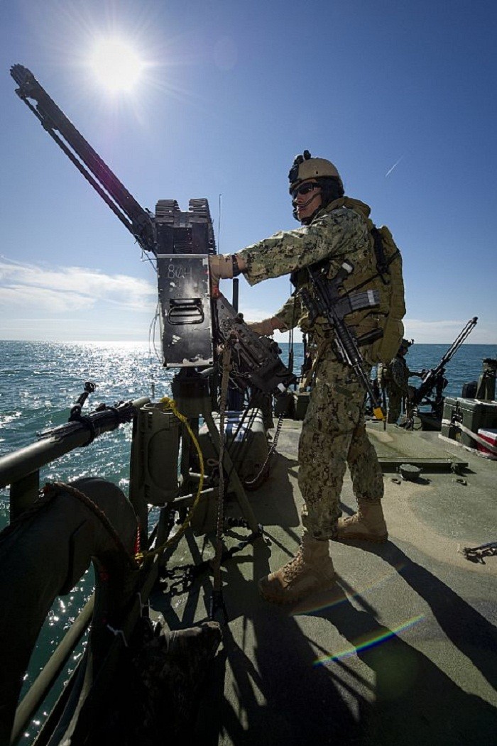 Kĩ thuật viên điện tử cấp 3 Richard Zapada với súng máy M240 trên tàu tuần tiễu (RCB) 802